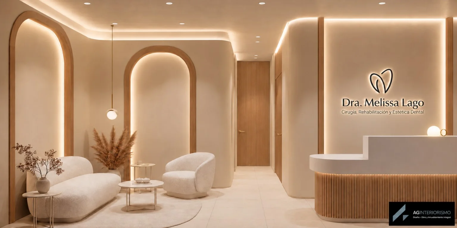 Imagen 3D conceptual de la recepción de una clínica dental con paredes curvas, arcos con iluminación indirecta, mostrador con frente de madera y zona de espera con asientos envolventes