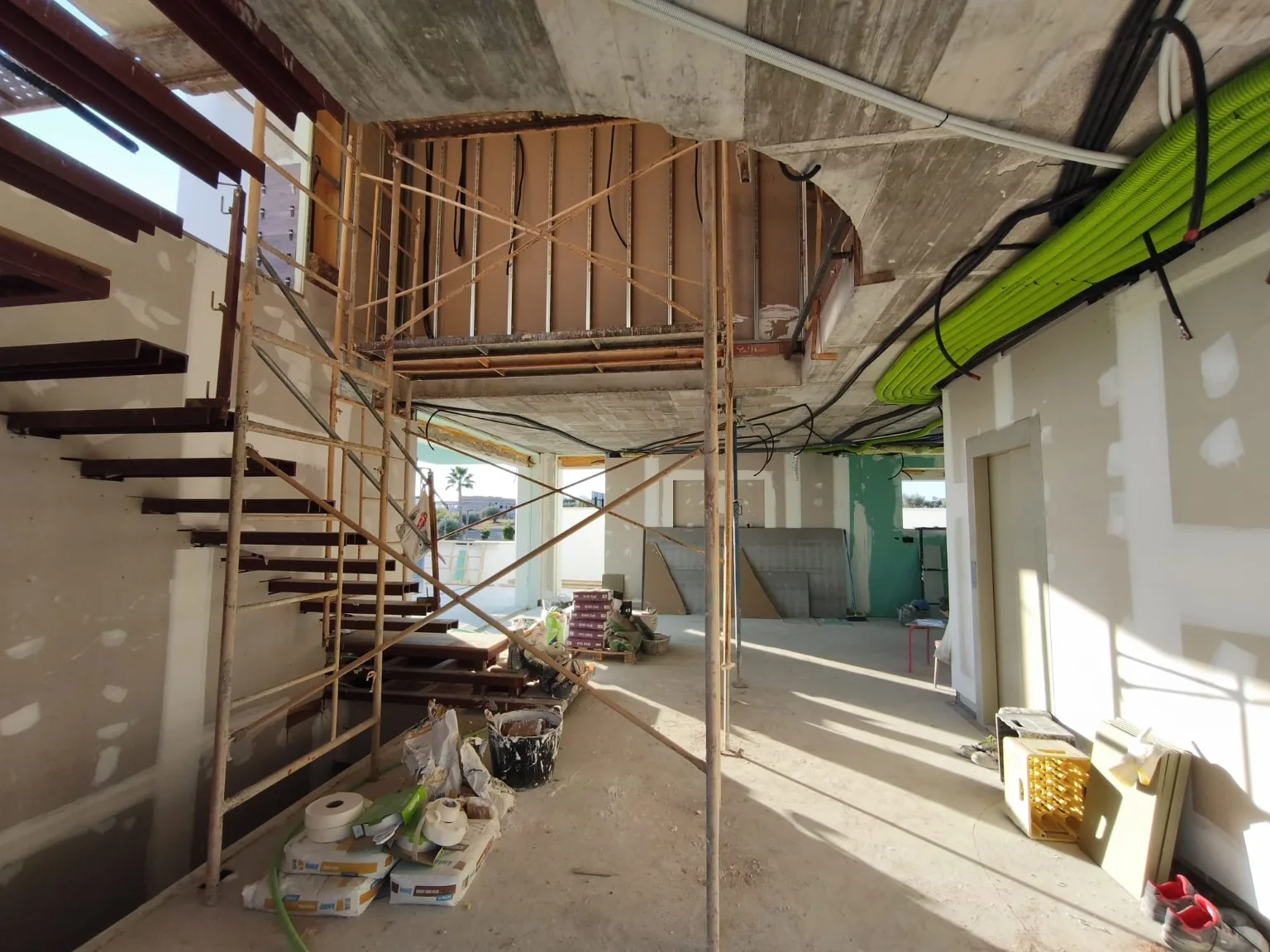 Interior en obras con escalera y espacios amplios de una vivienda en Nueva Monteluz, Peligros