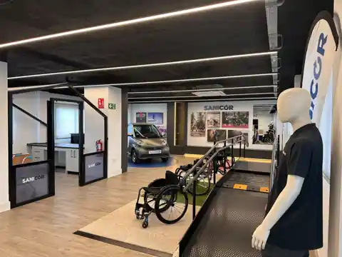 Showroom SANICOR en el Polígono Juncaril, Granada, con zona de pruebas de movilidad e iluminación lineal